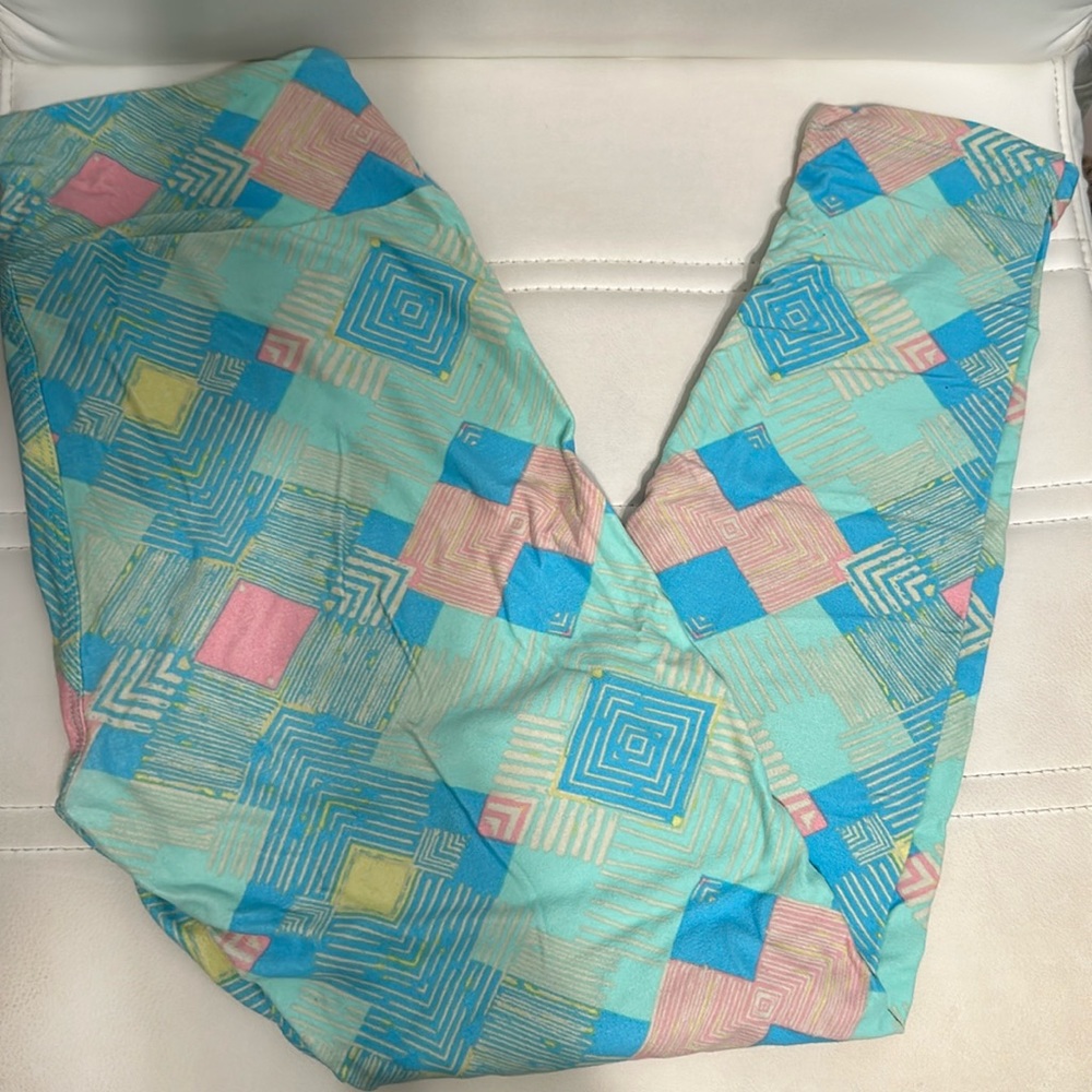 LuLaRoe mint green geometric shape leggings
